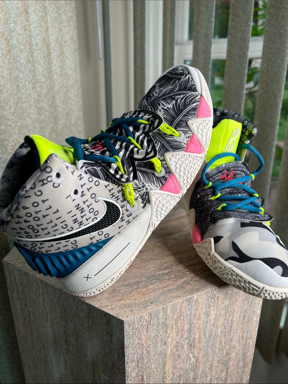 Nike Kyrie Hybrid S2 Ep what’s the neon? CT1971–002. Size 5.5Y